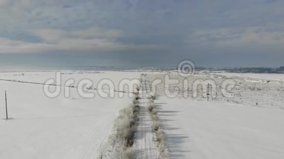 鸟瞰乡村冬季景观平滑回飞技术视频的预览图