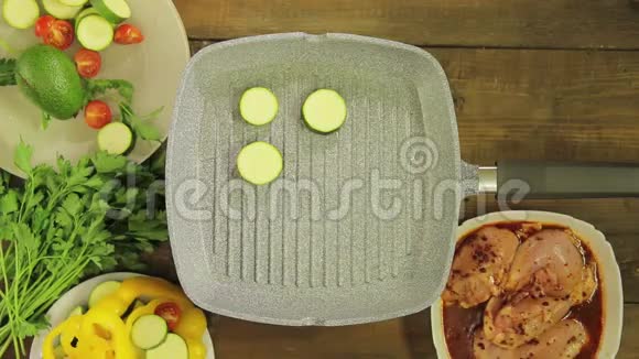 绿色小胡瓜是用黄油在烤盘里炒的用来装饰鸡肉视频的预览图