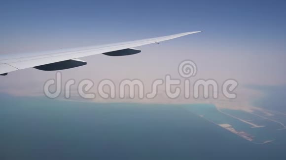飞机飞过海水窗户上可见的海岸线空运和旅行视频的预览图