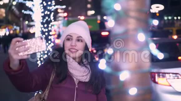1年轻女子在圣诞节购物时自拍视频的预览图
