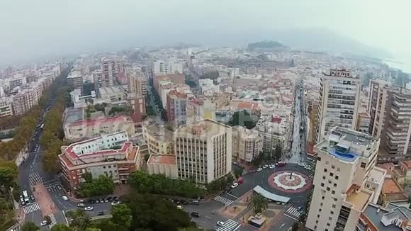令人惊叹的空中拍摄西班牙卡塔赫纳美丽的城市与繁忙的道路视频的预览图