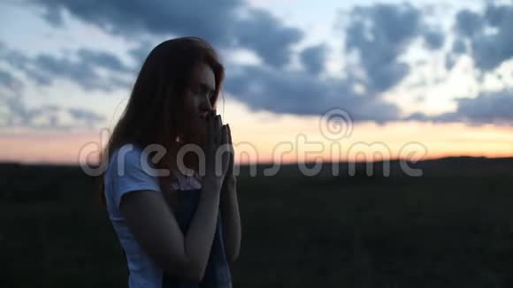 年轻女子早上在户外祈祷视频的预览图