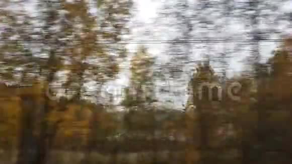 秋天的森林从公共汽车的窗口视频的预览图