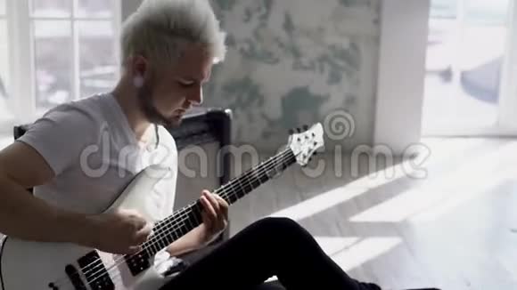 他坐在地板上弹吉他视频的预览图