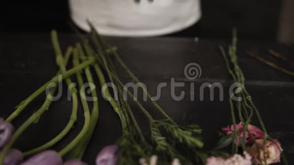 才华横溢的漂亮花店收藏了一组美丽的花令人沮丧慢动作视频的预览图