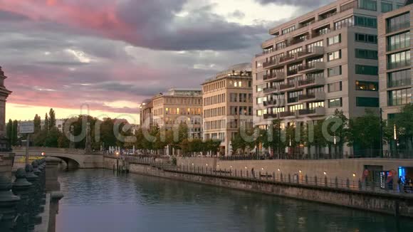 日落在首都的中心博物馆岛附近的河流粉红色的五彩云灯光在视频的预览图