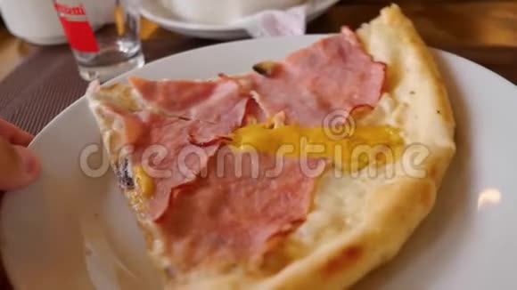 一块比萨饼里面有肉培根意大利香肠和奶酪近距离射击视频的预览图