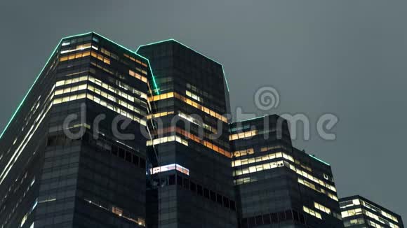 夏日黄昏时分市中心的近距离照明摩天大楼视频的预览图