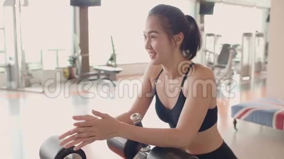 迷人的幸福运动女性休息和放松在健身长凳和微笑生活方式和健康活动视频的预览图