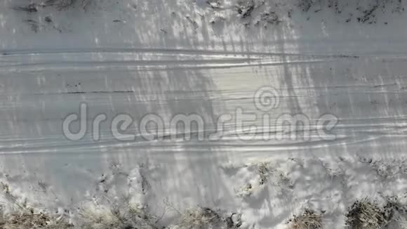 乌克兰农村的雪泥路平稳爬升技术4k视频的预览图
