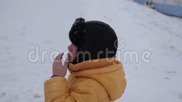 冬天的雪乐趣婴儿在寒冷中哭泣视频的预览图