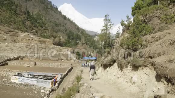 游客徒步旅行在喜马拉雅山马纳斯鲁地区尼泊尔视频的预览图