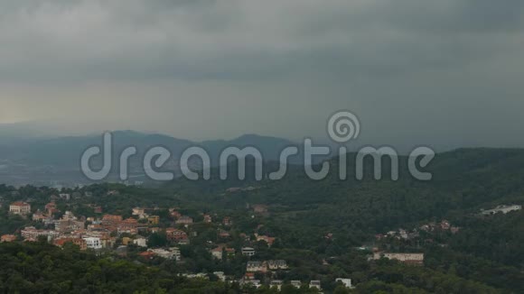 巴塞罗那舒适的山谷村上空乌云密布视频的预览图