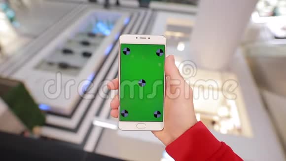 第一人称视图使用商场智能手机空白绿色屏幕模型视频的预览图