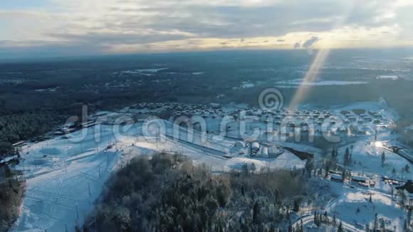 大滑雪场山坡和滑雪场的空中景观冬季森林环绕蓝天多云视频的预览图