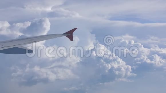 暴风云和部分机翼的飞机窗口视频的预览图