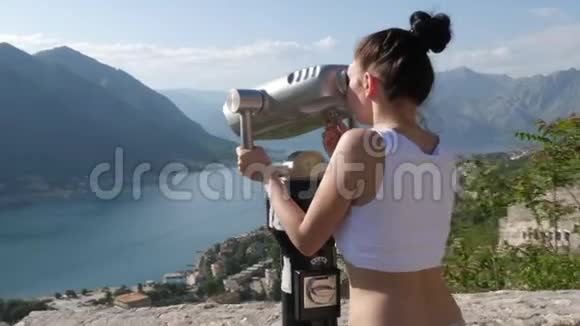 一位年轻女子欣赏群山之美视频的预览图