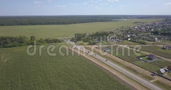 基辅绿野之间的孤独之路阿里尔拍摄飞越4k4096x2160像素视频的预览图
