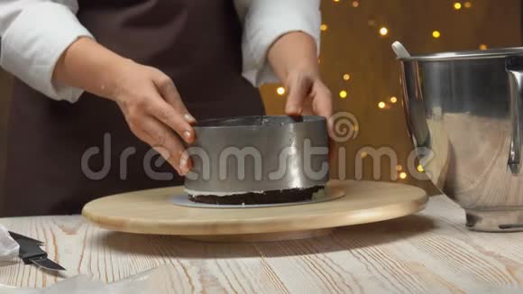 厨师用奶酪蛋奶奶切除蛋糕上的金属霉菌视频的预览图