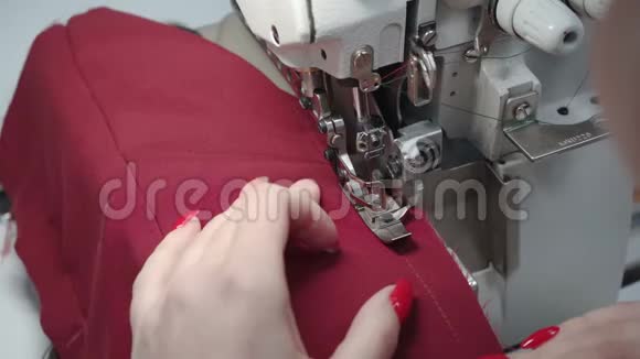 在电锁上拍摄裁缝衣服视频的预览图