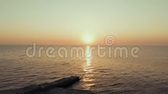 年轻成功的旅行者的剪影在大自然的背景下太阳落山时他张开双臂站在海面上视频的预览图