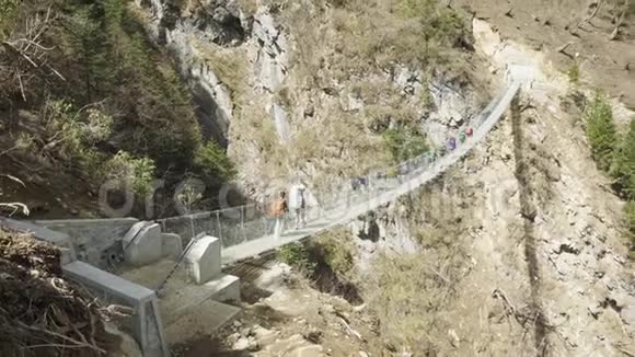 游客与导游在喜马拉雅山尼泊尔悬索桥视频的预览图