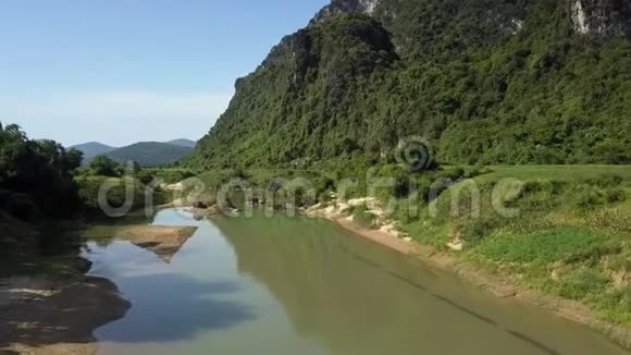 上景宁静的河流沙滩和岩石岛视频的预览图