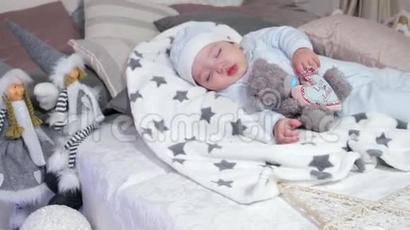 小男孩抱着玩具睡着了一个男孩睡在父母的床上房子里舒适的气氛可爱的婴儿视频的预览图