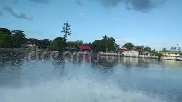 乘船经过港口村在手机上拍摄旅行概念记忆片段视频的预览图