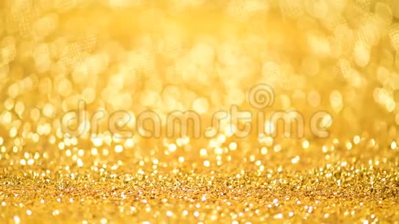 金色闪亮的背景圣诞问候带有离焦灯的横幅明亮的黄色金光闪闪视频的预览图
