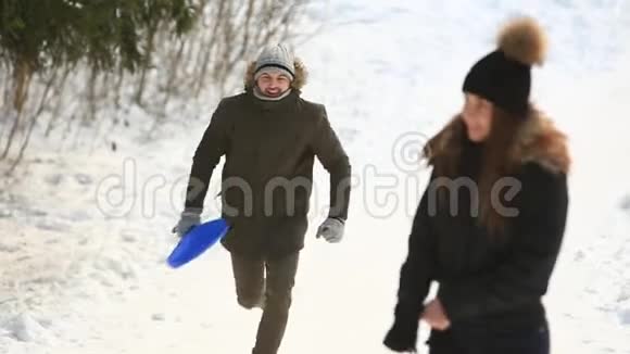 幸福的夫妻走在雪林里他们穿着冬装视频的预览图