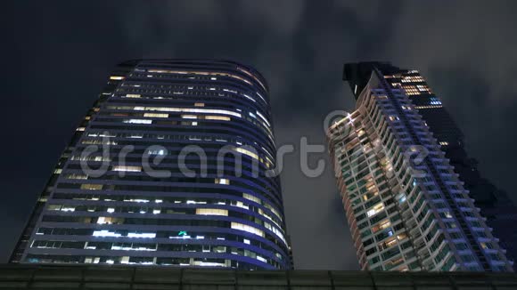 时光流逝夜空中摩天大楼的顶端视频的预览图