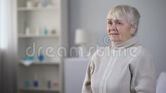 可怜的老太太一个人坐在养老院里哭抑郁视频的预览图