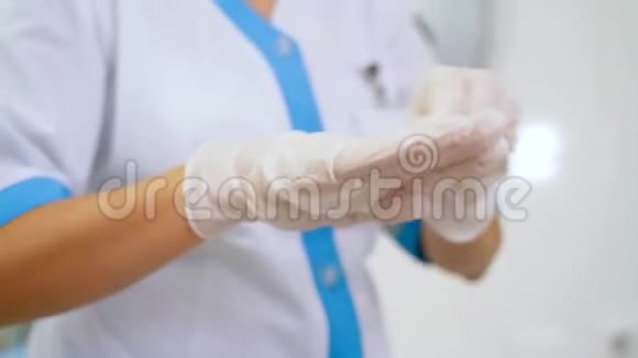 医用手套医务人员用消毒液擦拭橡胶手套视频的预览图