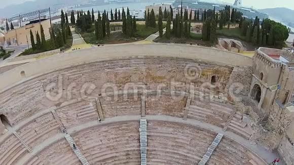 令人叹为观止的古代建筑西班牙卡塔赫纳的罗马剧院空中拍摄视频的预览图