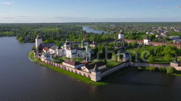 俄罗斯基里洛夫西里尔拜尔祖茨基修道院的空中景观视频的预览图