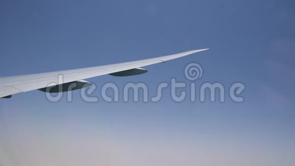 带云的飞机机翼货物和客运空运空中飞行视频的预览图