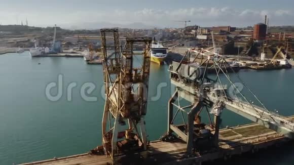 码头海港起重机的鸟瞰图视频的预览图