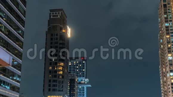夜幕降临塔楼天空中有着快速移动的云近在咫尺视频的预览图