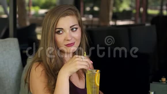 夏日街头咖啡馆里一个体重超标的小甜妹儿喝着清凉的柠檬水视频的预览图