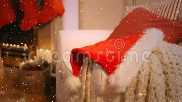 带有饼干圣诞老人帽和牛奶杯的书桌上降雪的视频构图视频的预览图
