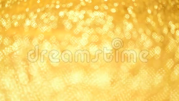 金色闪亮的背景圣诞问候带有离焦灯的横幅明亮的黄色金光闪闪视频的预览图