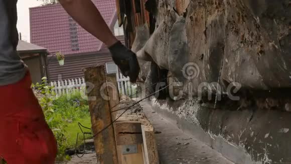 工人拆除木模板为旧房子新建基础4K视频的预览图