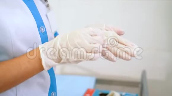 女医生戴上白色橡胶手套很大的尺寸视频的预览图