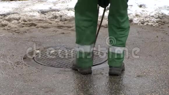 工人在冬季关闭街道排水污水井孔视频的预览图