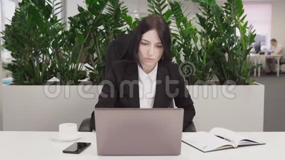 商务女性在笔记本上看到好消息笑着为成功而高兴视频的预览图