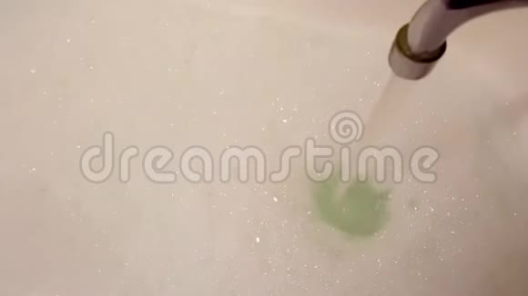 注入泡沫浴的水流视频的预览图