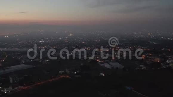 从意大利维苏威火山夜间俯瞰那不勒斯的空中景色视频的预览图
