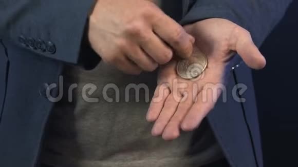 魔术师用硬币表演魔术视频的预览图