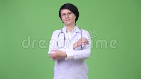 短发交叉手臂的美女医生视频的预览图